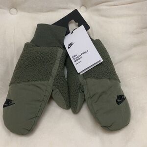 NWT NIKE WOMEN SHERPA FLEECE MITTENS XS/S